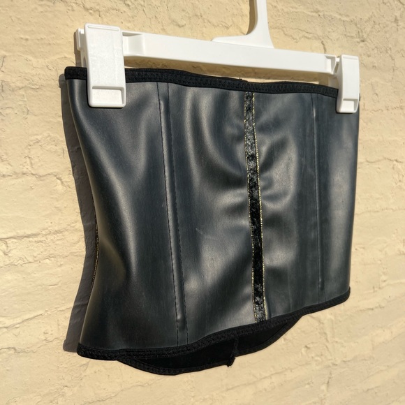 Leather corset waist trainer 🖤 - Picture 2 of 7